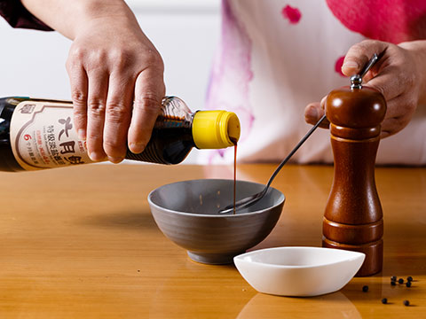 依次加入六月鲜淡盐酱油、醯官醋、蜂蜜,调制调汁。