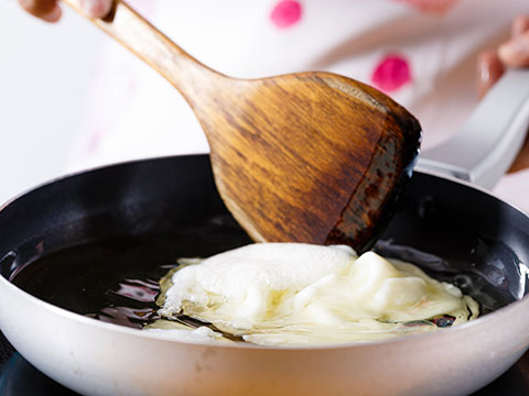 西兰花掰成朵,与青豆、玉米粒、胡萝卜丁一同焯熟后沥干;胡萝卜刻成五角星形,小番茄切半;鸡蛋取蛋清加盐打散后,入锅炒熟盛出。