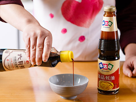 味达美臻品蚝油、六月鲜特级淡盐酱油混合均匀,加凉开水调成蚝油汁,淋入盘中即可。